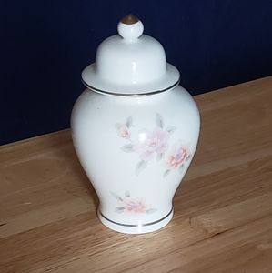Fine China from Japan White Vase with Flowers, 14 Carat Gold Trim. 🎁